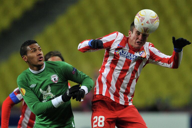 Игровой момент матча Матч Рубин - Атлетико. Игрок Рубина Хосе Саломон Рондон и игрок Атлетико Сауль