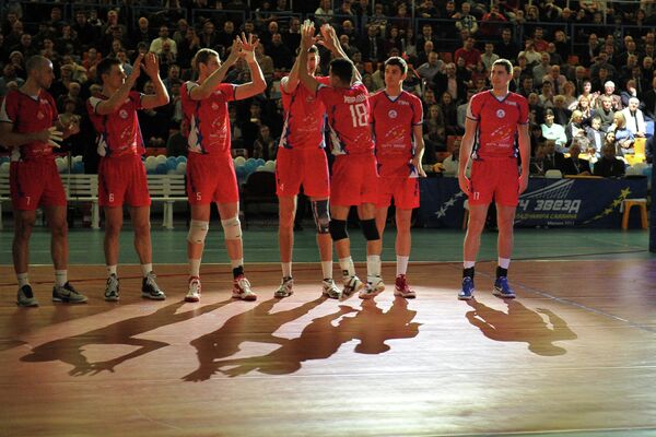 Игроки Команды Михайлова перед волейбольным Матчем звезд-2013