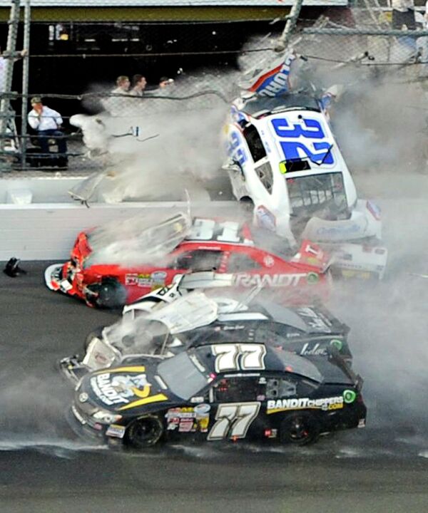 Авария во время гонок NASCAR
