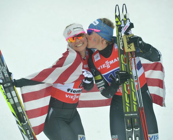 Американские лыжницы Джессика Диггинс (слева) и Киккан Рэндалл