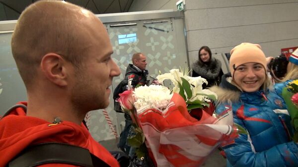 Болельщики встретили призеров ЧМ по велоспорту с цветами в аэропорту