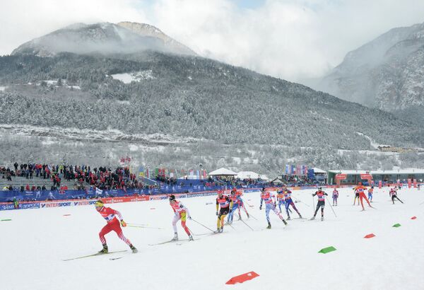 Лыжники во время полуфинальных соревнований в мужском командном спринте свободным стилем