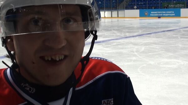 Дебютант игры в следж-хоккей показал сломаный зуб на матче в Сочи