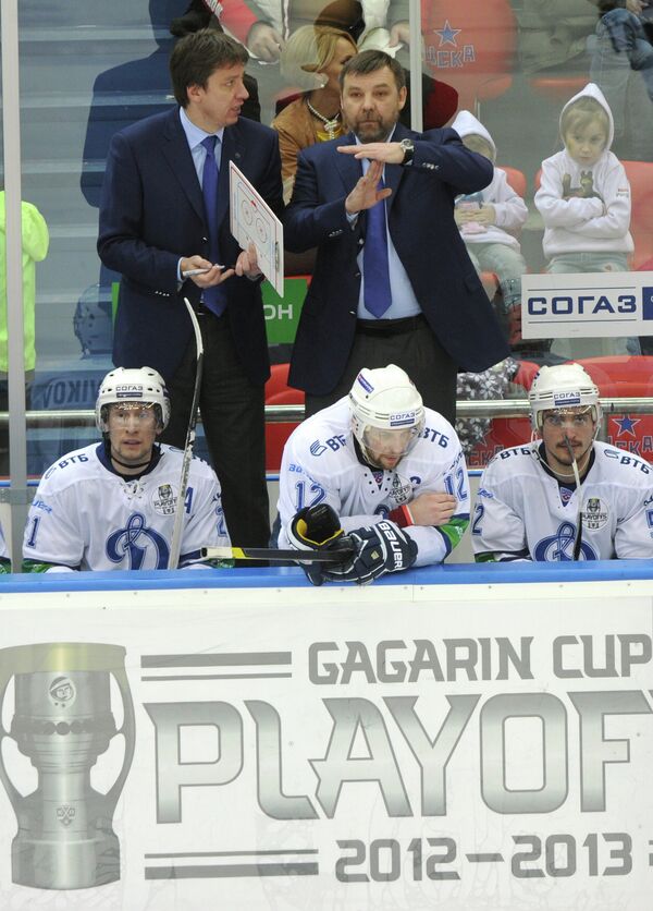 Харийс Витолиньш, Олег Знарок (слева направо на втором плане) и хоккеисты Динамо