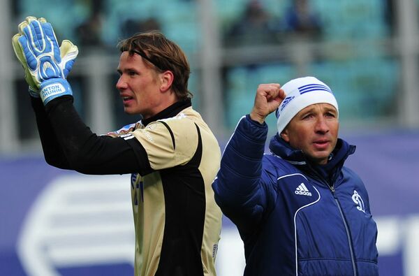 Вратарь Динамо Антон Шунин и главный тренер Динамо Дан Петреску (слева направо)