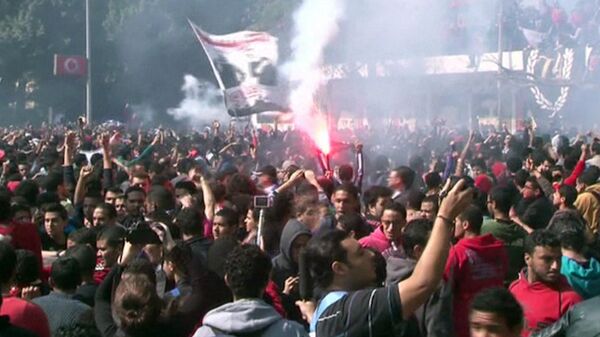Египтяне жгут здания в знак протеста против смертного приговора фанатам