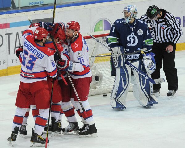 Хоккеисты ЦСКА (слева)