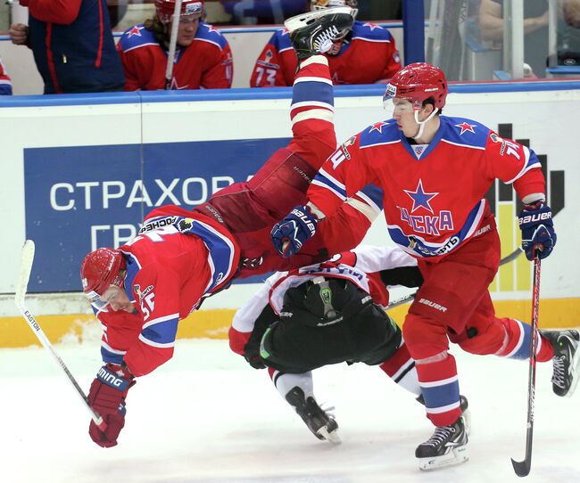 Игроки ЦСКА Сергей Гимаев и Патрик Дэвис (слева направо