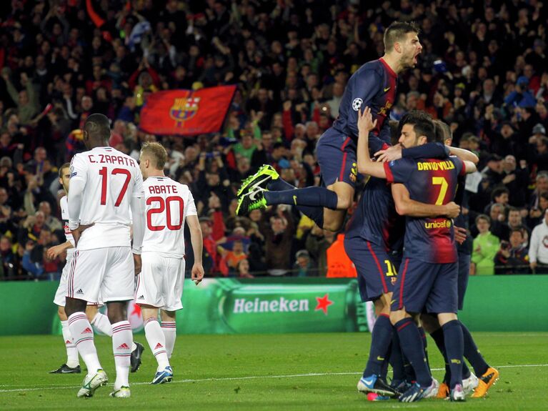 Футболисты Барселоны (справа) и футболисты Милана (слева)