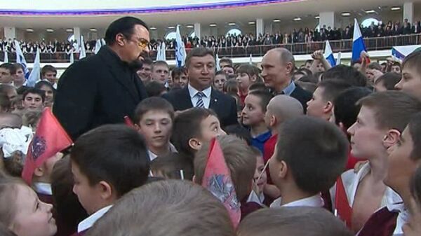Путин и Сигал застряли в толпе школьников на открытии дворца спорта