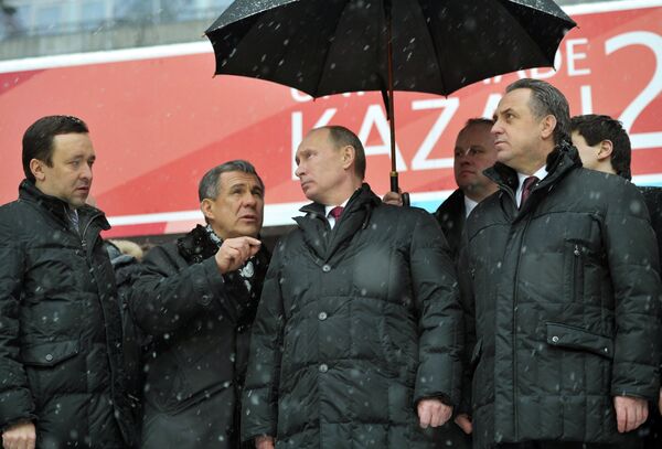 Владимир Путин (второй справа), Рустам Минниханов (второй слева) и Виталий Мутко (справа)