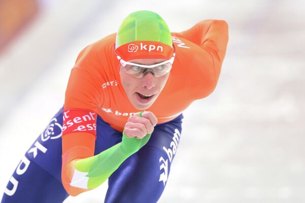 Голландский конькобежец Йоррит Бергсма в мужском забеге на 5000 м