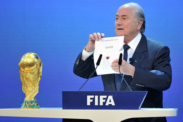 Йозеф Блаттер объявляет Катар страной, получившей право проведения чемпионата мира по футболу в 2022 году.