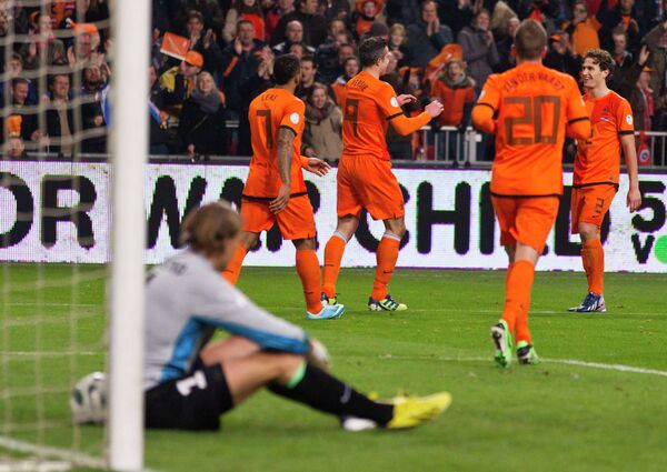 Футболисты сборной Голландии празднуют гол в ворота Эстонии