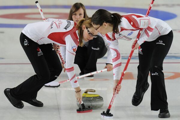 Канадские спортсменки Элисон Кревязюк, Рэйчел Хоман и Лиза Уигл (слева направо)