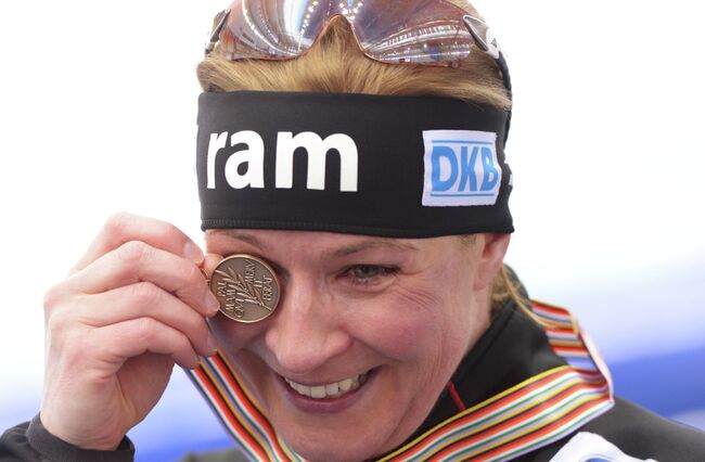 Немка Клаудиа Пехштайн, завоевавшая бронзовую медаль в женском забеге на 5000 м