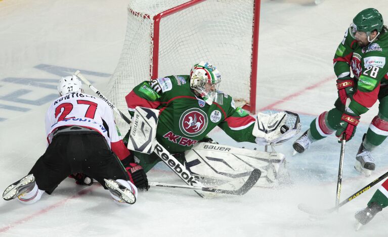 Игровой момент матча Ак Барс - Трактор