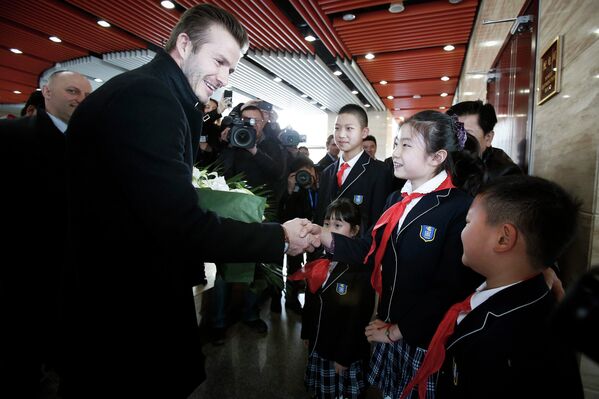 Дэвид Бекхэм со школьниками в Пекине