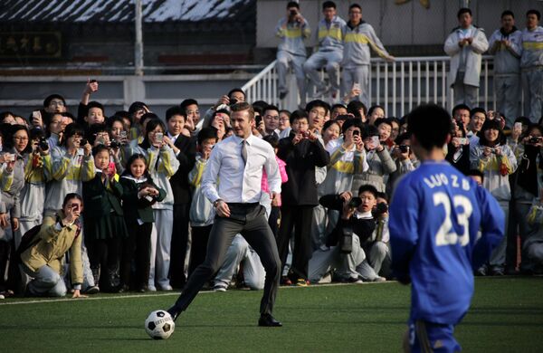 Дэвид Бекхэм играет с ученками средней школы в Пекине в первый день
