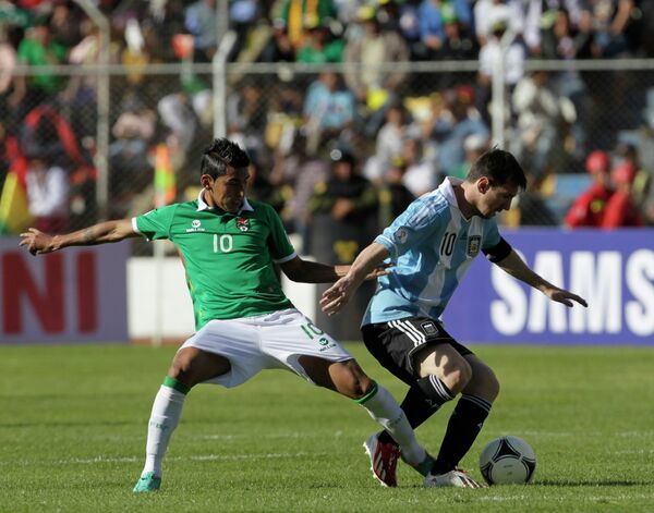 Игровой момент матча Боливия-Аргентина
