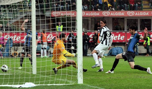 Алессандро Матри забивает решающий гол в ворота Интера
