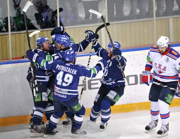 Хоккеисты Динамо радуются забитой шайбе в матче Динамо - СКА