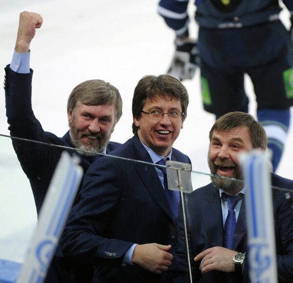 Харийс Витолиньш (в центре) и Олег Знарок (справа)
