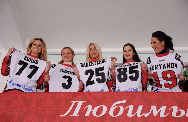 Екатерина Валентенко (3-я слева)