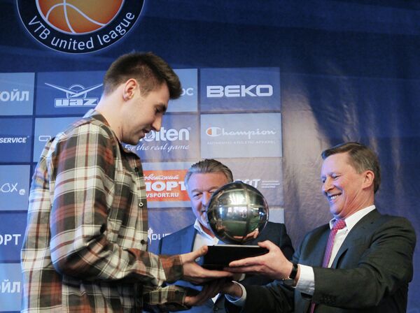 Сергей Иванов (справа) вручает приз защитнику подмосковного Триумфа Сергей Карасеву