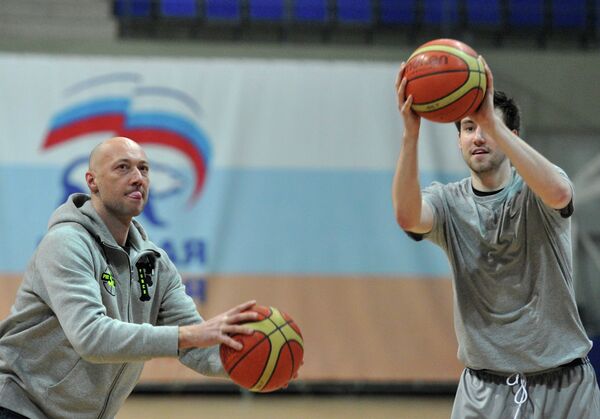 Защитник подмосковного баскетбольного клуба Триумф Сергей Карасев (справа) и его отец и главный тренер Триумфа Василий Карасев во время тренировки.