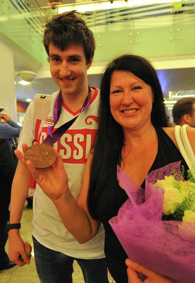 Защитник подмосковного баскетбольного клуба Триумф Сергей Карасев (на заднем плане) с мамой Яной