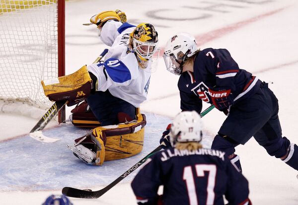 Игровой момент хоккейного матча среди женщин США - Финляндия