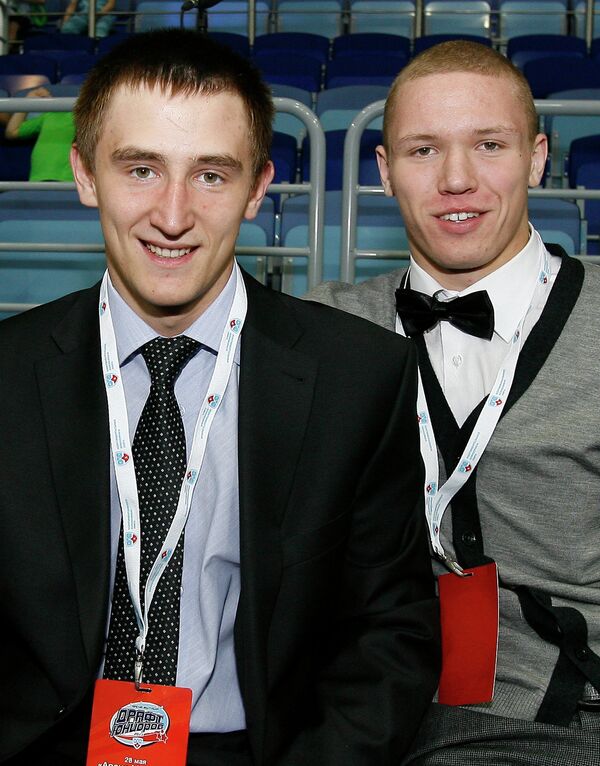 Хоккеисты Слепышев Антон и Богдан Якимов (слева направо)