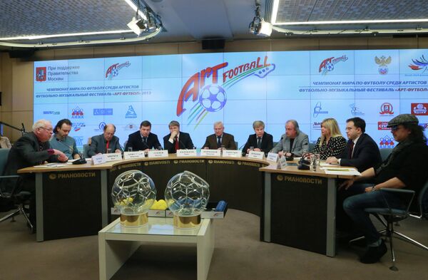 Участники пресс-конференции, посвященной футбольно-музыкальному фестивалю Арт-футбол.