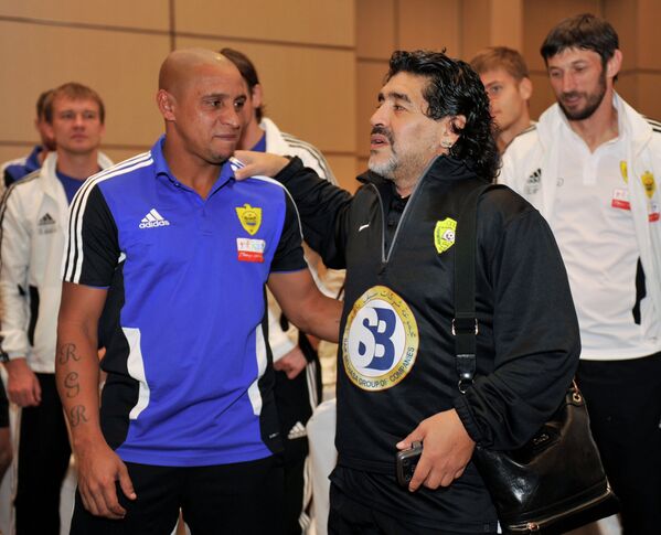 Диего Марадона и Роберто Карлос (справа налево)