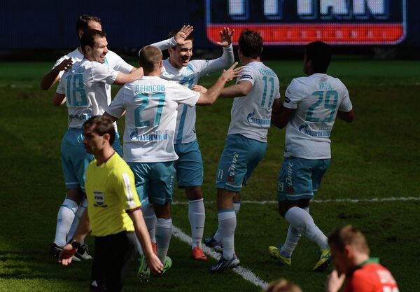 Футболисты Зенита поздравляют Виктора Файзулина с забитым голом в матчеЛокомотив - Зенит