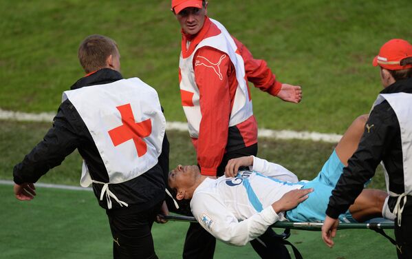 Медики уносят на носилках с поля игрока Зенита Бруну Алвеша, получившего травму в матче Локомотив - Зенит