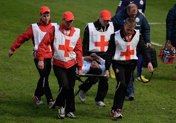 Медики уносят на носилках с поля игрока Зенита Бруну Алвеша