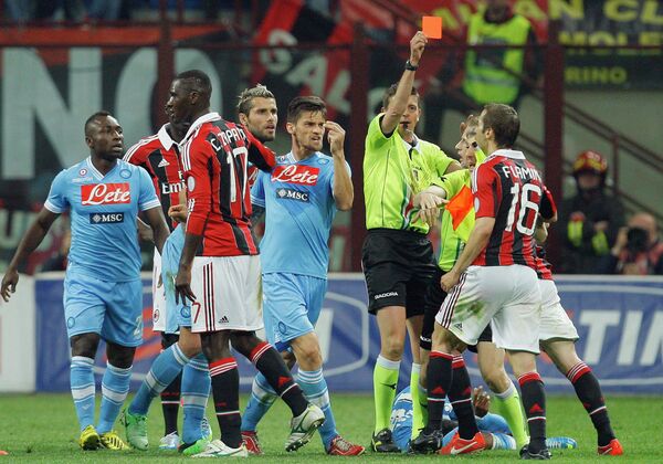 Арбитр встречи Милан - Наполи показывает красную карточку полузащитнику Милана Матье Фламини