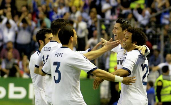 Футболисты мадридского Реала радуются забитому мячу в ворота Атлетика из Бильбао
