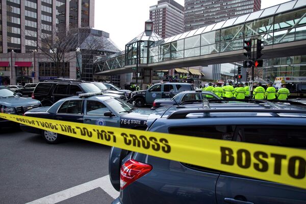 Оцепление на месте взрывов в Бостоне