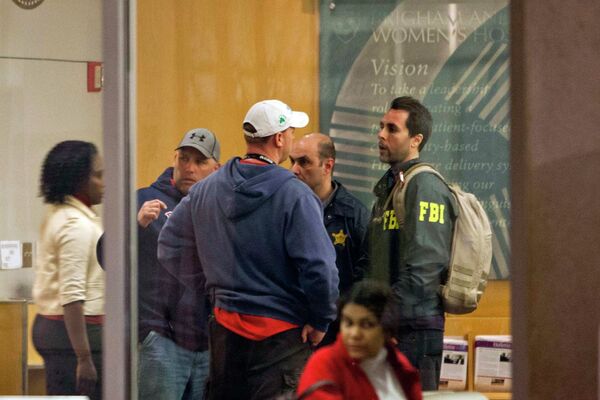 Сотрудники ФБР после взрыва в Бостоне