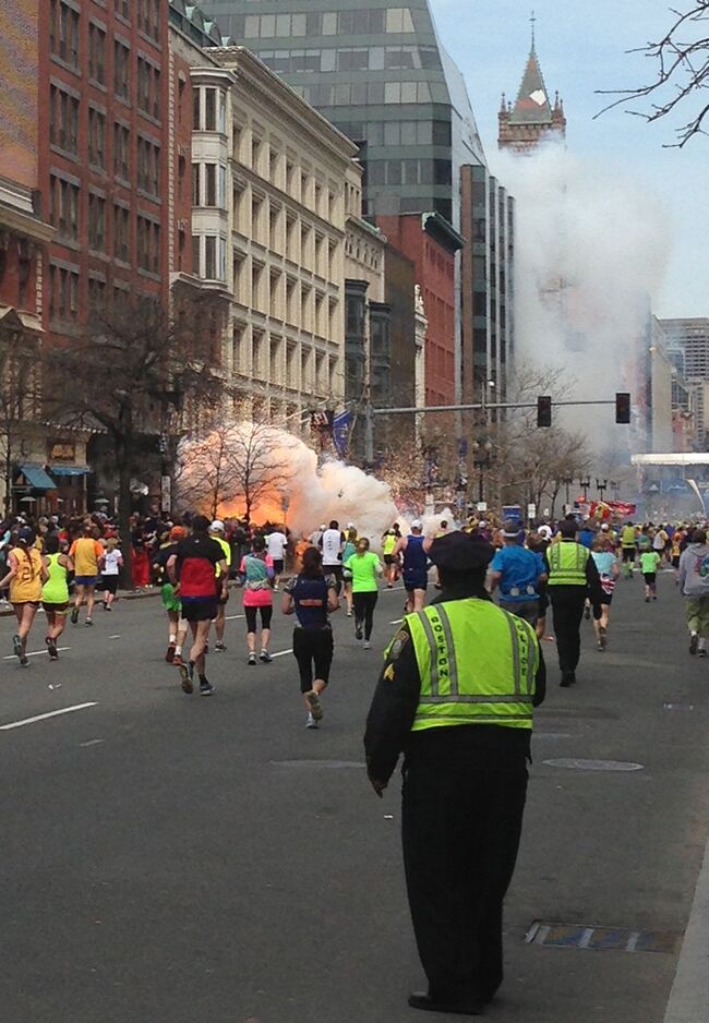 Момент взрыва на Бостонском марафоне