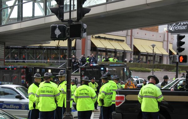 Сотрудники полиции работают в центре Бостона