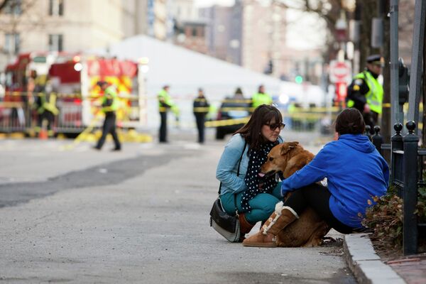 Прохожие после взрывов в Бостоне