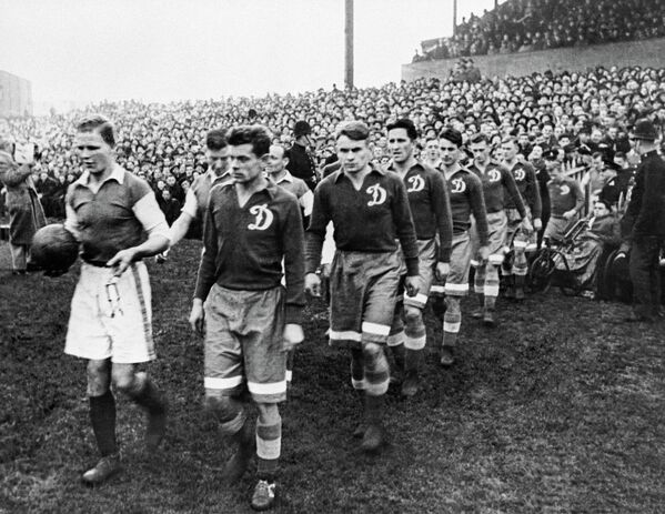 Динамовцы перед матчем с английской командой в 1945 году