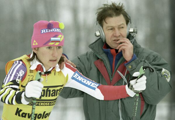 Елена Вяльбе во время старта на Кубке мира по лыжным гонкам