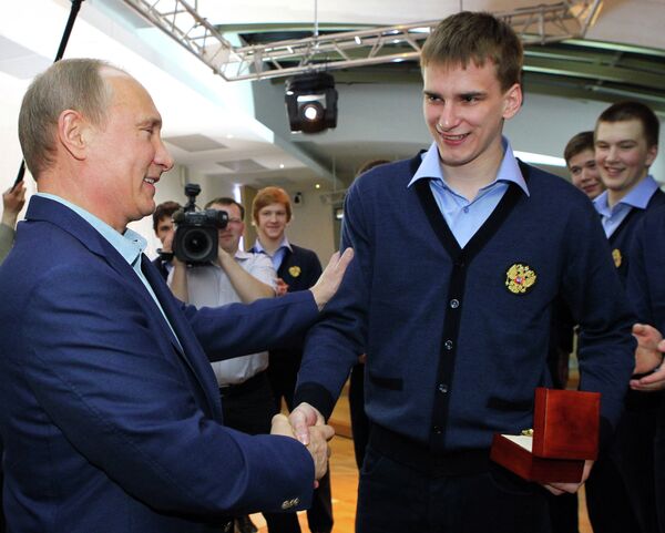 Президент РФ Владимир Путин (слева)