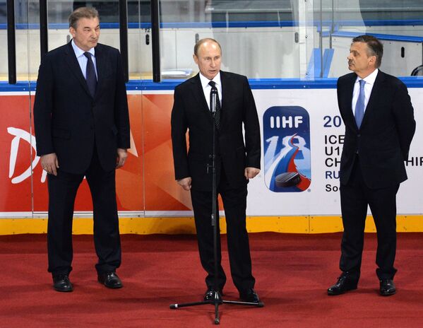 Президент РФ Владимир Путин и президент Федерации хоккея России Владислав Третьяк