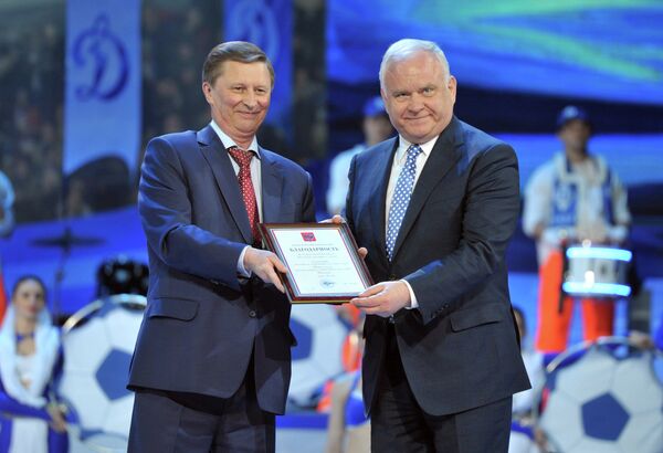 Сергей Иванов (слева) вручает грамоту председателю ЦСО Динамо Владимиру Проничеву